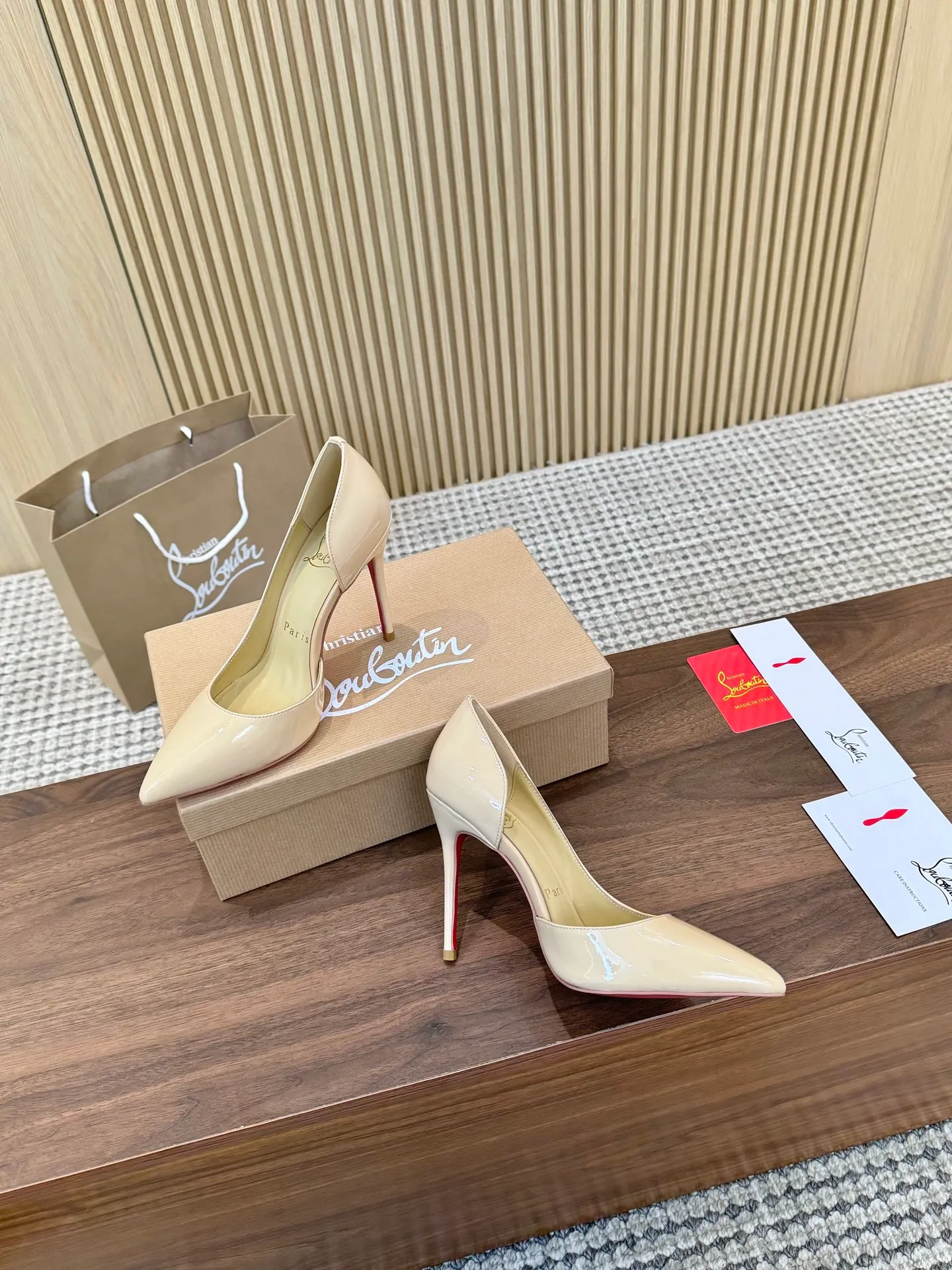 💕💕Factory direct selling price p440💕💕 Genuine leather sole +40 shipped all year round💝Christian Louboutin CL👠 "Imported cow patent leather💎Side hollow series" noble and luxurious, real blingbling👟👟 real materials, all customized by the pattern maker, and the materials are made of original customized materials to achieve the taste of the original 5 color options💍 Upper: Imported 👉cow patent leather💪 Lining: Sheepskin foot pad/lining Size: 34-40.41.42 Heel height: two options: 10.5cm and 8.5cm